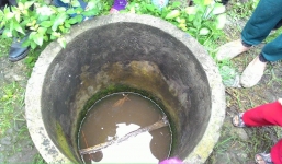 Hé lộ nguyên nhân vụ cô ruột vứt cháu 1 tuổi xuống giếng